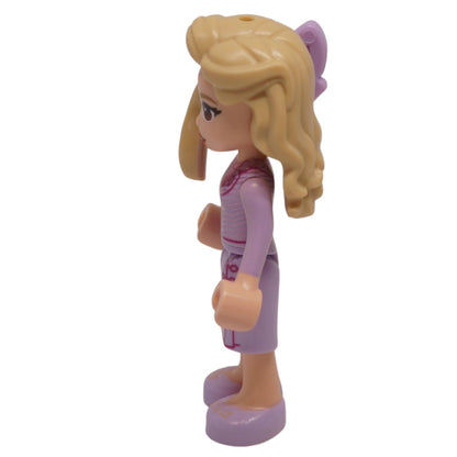 Glinda Minipuppe, lavendelfarbenes Kleid, Seitenansicht, blonde Haarschleife

