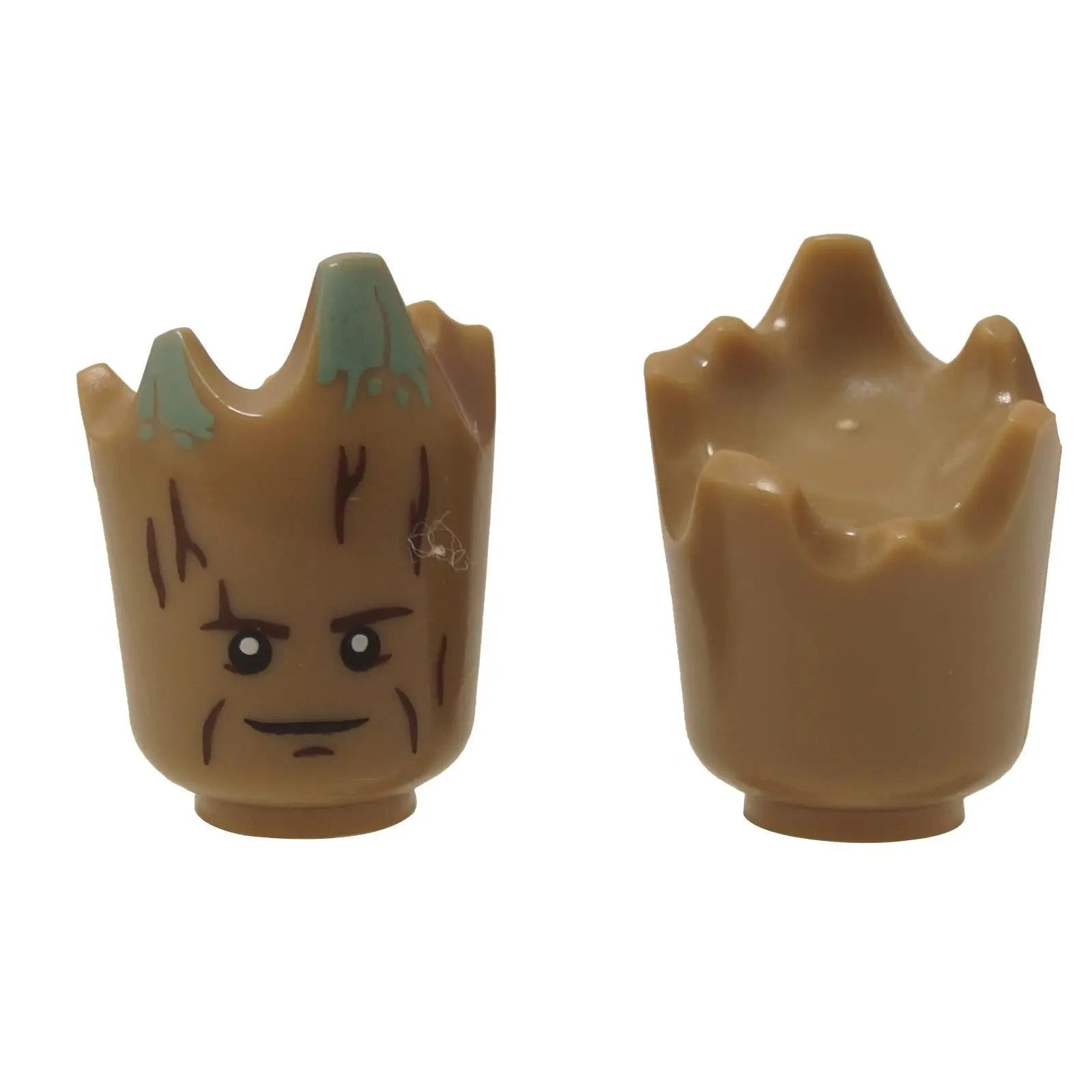 Cabeza de minifigura de Groot con textura de corteza de árbol, estampado de musgo y ojos pequeños, mostrada en vista frontal y trasera

