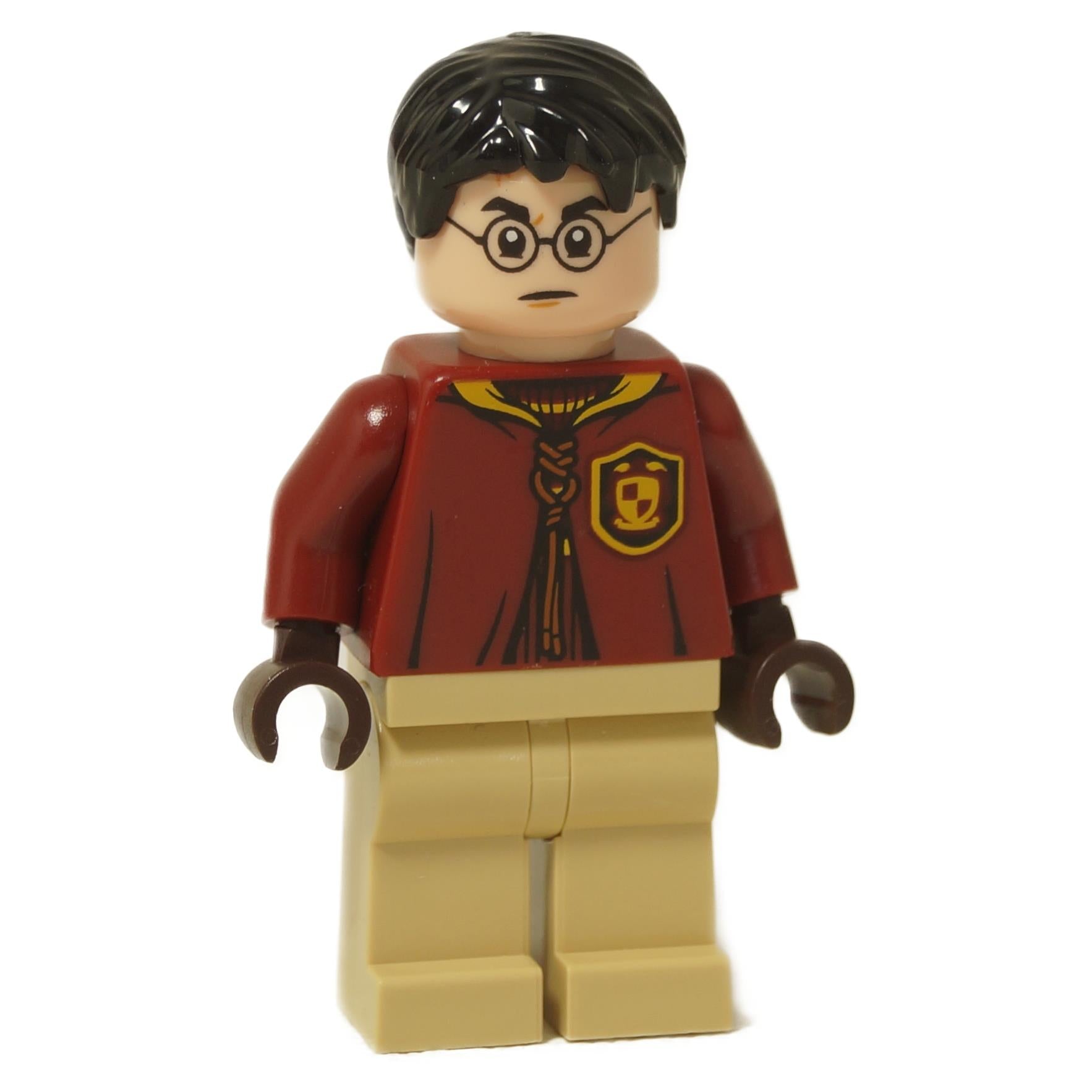  Minifigura de LEGO Harry Potter (hp518) en su uniforme de Quidditch de Gryffindor rojo oscuro con un emblema dorado, piernas beige, manos marrón oscuro y una expresión concentrada.