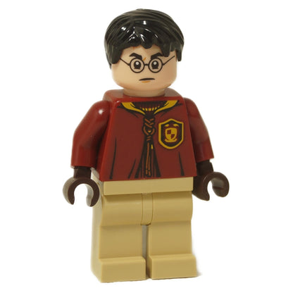  Minifigura de LEGO Harry Potter (hp518) en su uniforme de Quidditch de Gryffindor rojo oscuro con un emblema dorado, piernas beige, manos marrón oscuro y una expresión concentrada.
