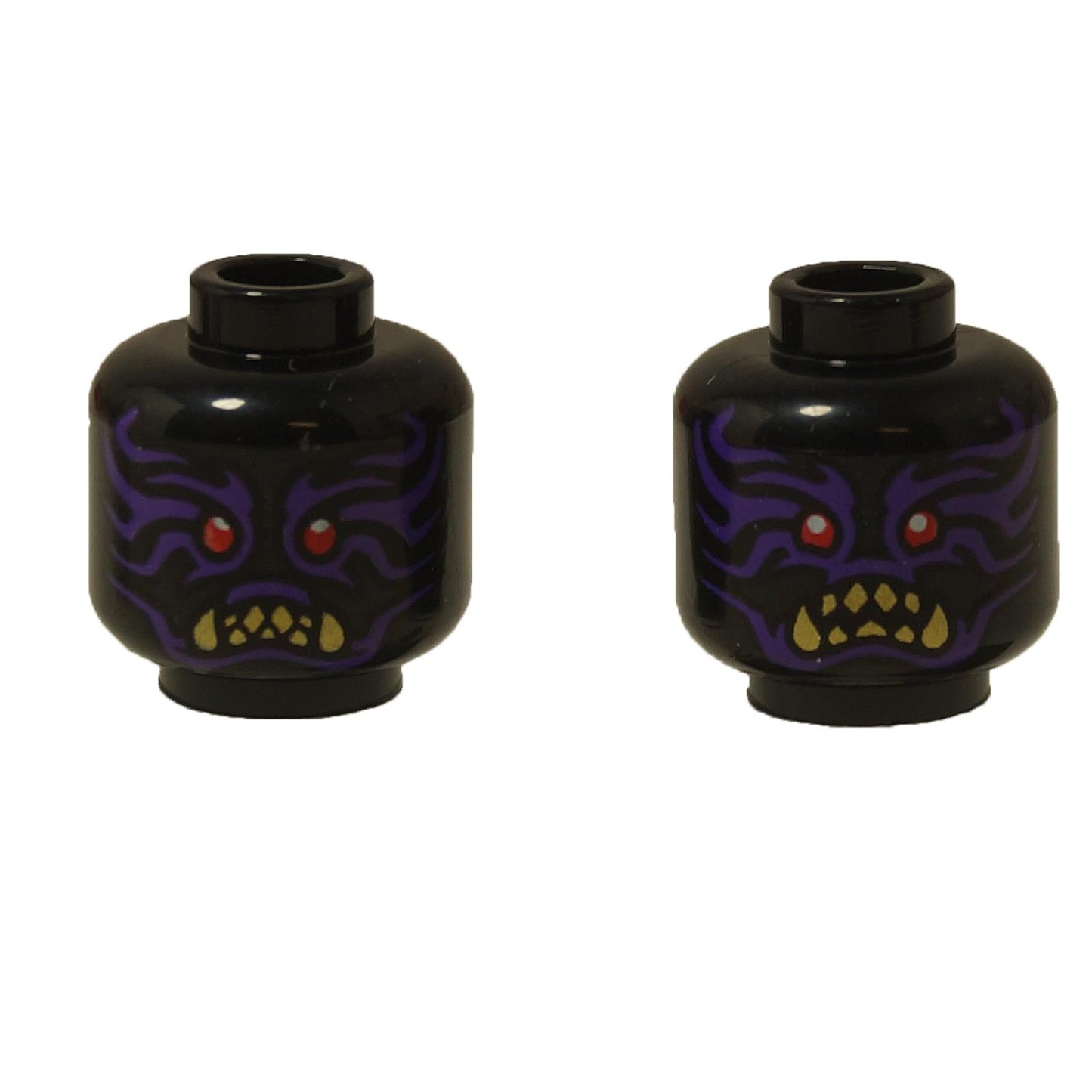 Egy kétszínű fekete LEGO® fej (3626pb3838), démoni arccal, lila lángmintákkal, piros szemekkel és arany fogakkal, amelyen egyszerre látható egy morcos és egy tátott szájú üvöltés.