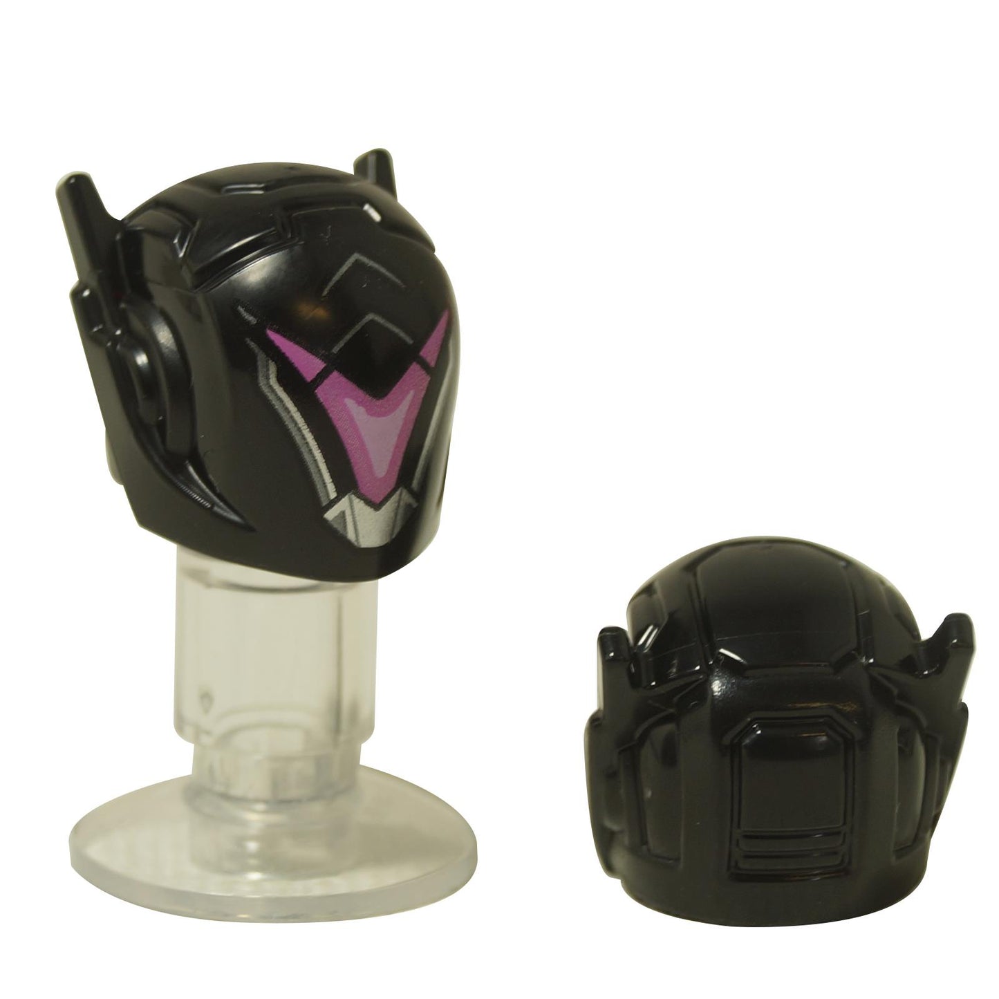  LEGO® Negro Casco de ciencia ficción con un visor impreso en forma de V en rosa y plata. Vistas en ángulo y trasera.