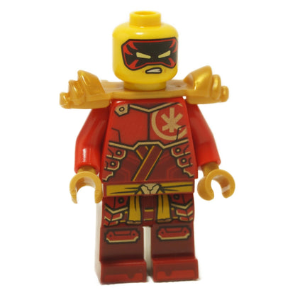 Kai Dragons Rising Minifigur mit rotem Outfit, perlgoldenem Schulterpanzer und unmaskiertem Kopf, Vorderansicht auf weißem Hintergrund
