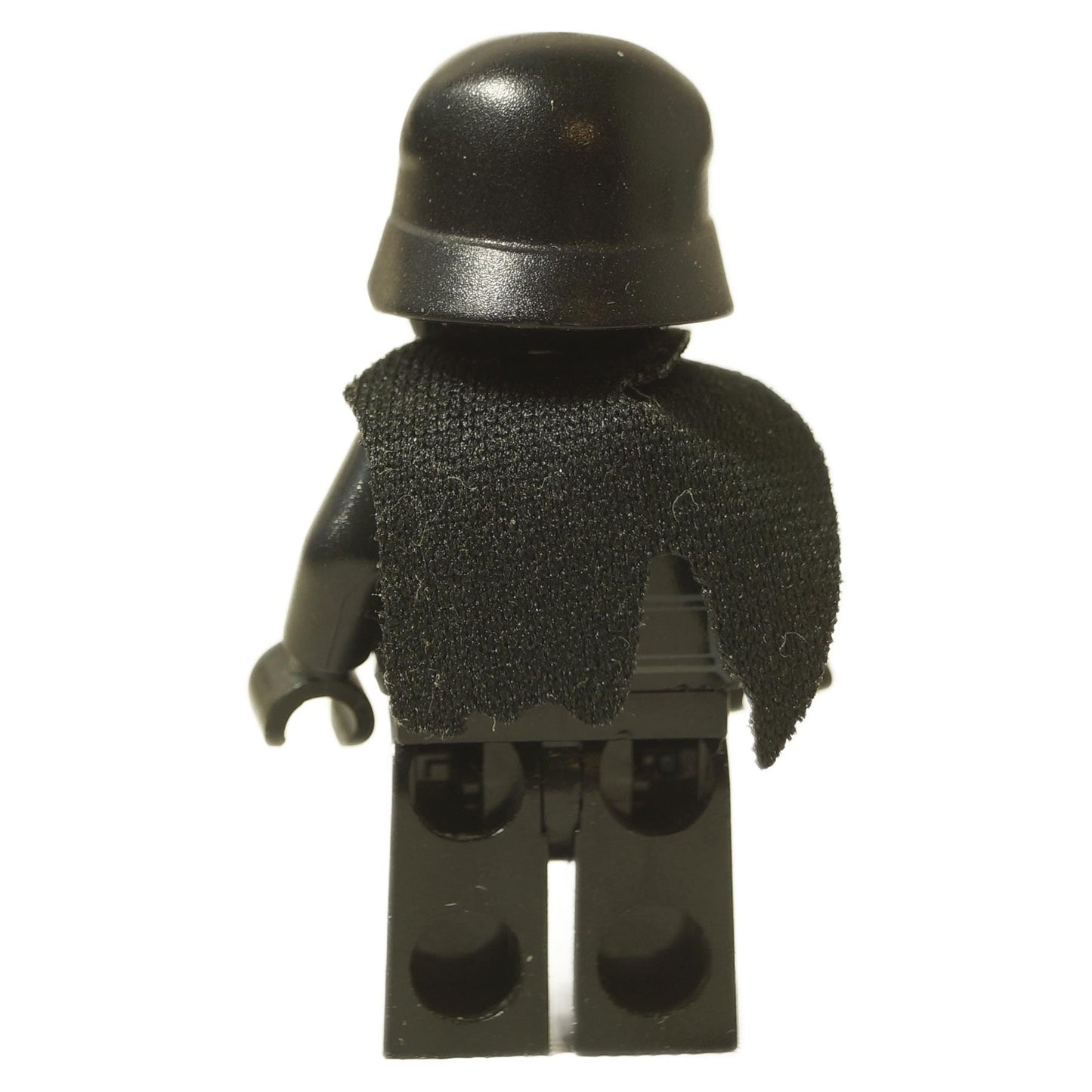 Vista trasera del minifigura Maestra de la Primera Orden Kylo Ren de LEGO Star Wars (sw0663), mostrando el casco negro liso y la capa de tela negra texturizada caída sobre los hombros y la espalda de la figura completamente negra.