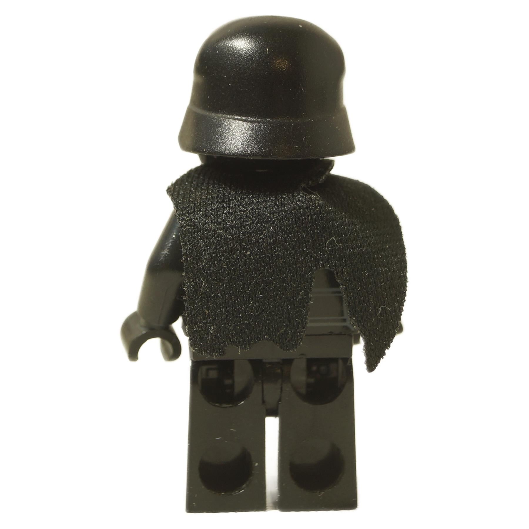Vista trasera del minifigura Maestra de la Primera Orden Kylo Ren de LEGO Star Wars (sw0663), mostrando el casco negro liso y la capa de tela negra texturizada caída sobre los hombros y la espalda de la figura completamente negra.