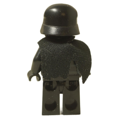 Vista trasera del minifigura Maestra de la Primera Orden Kylo Ren de LEGO Star Wars (sw0663), mostrando el casco negro liso y la capa de tela negra texturizada caída sobre los hombros y la espalda de la figura completamente negra.