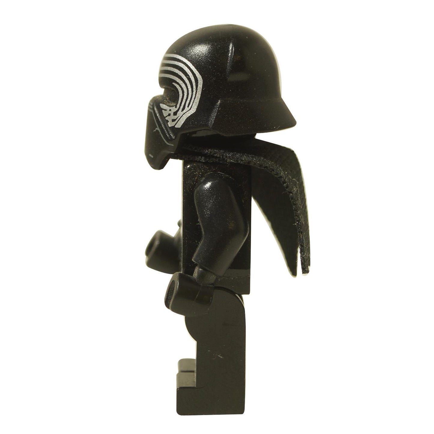 Vista lateral del minifigura Maestra de la Primera Orden Kylo Ren de LEGO Star Wars (sw0663), mostrando el perfil de su casco negro con líneas plateadas, el torso negro y la capa de tela negra texturizada y dentada que se extiende por la espalda.