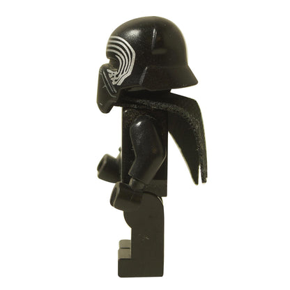 Vista lateral del minifigura Maestra de la Primera Orden Kylo Ren de LEGO Star Wars (sw0663), mostrando el perfil de su casco negro con líneas plateadas, el torso negro y la capa de tela negra texturizada y dentada que se extiende por la espalda.