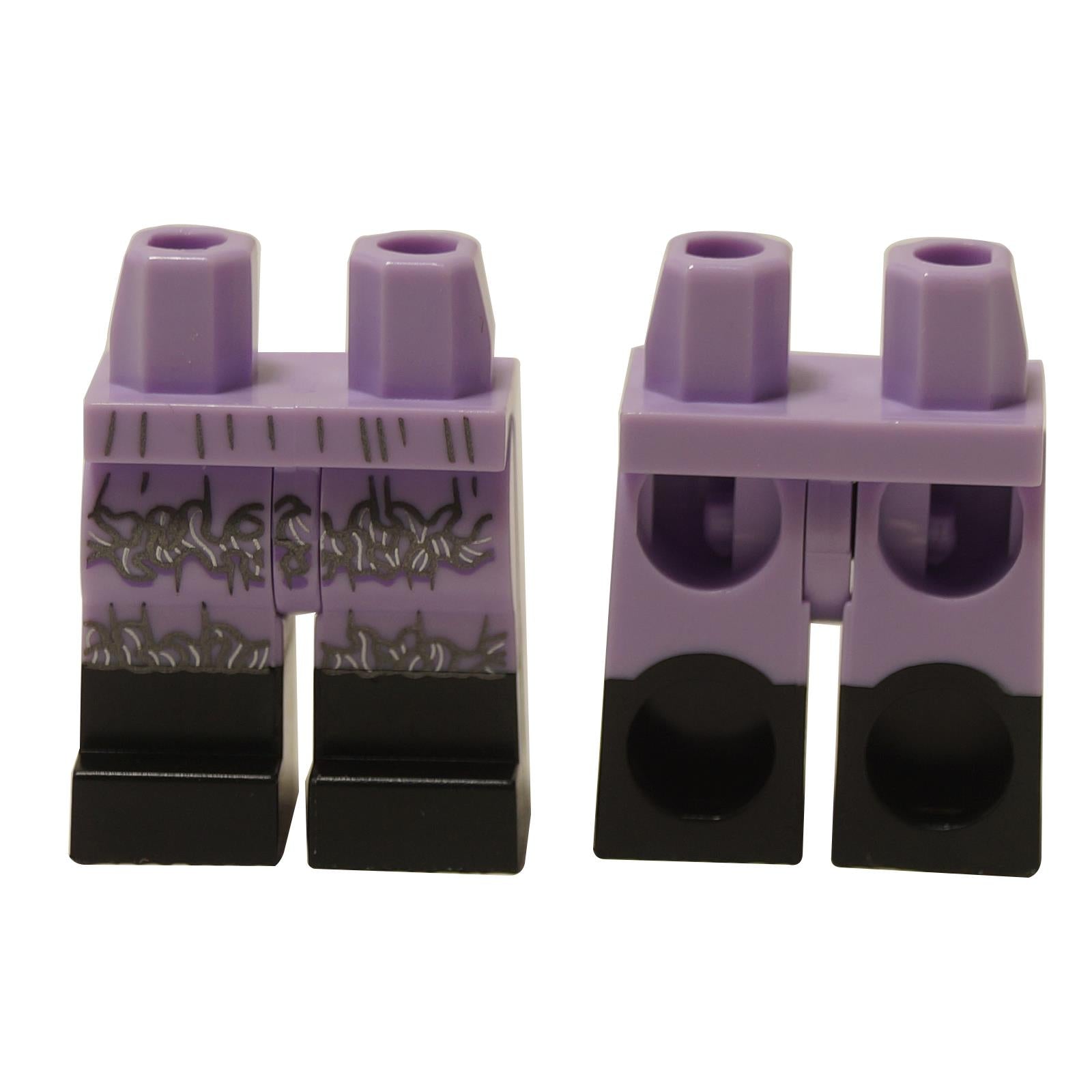 Lavanda caderas y piernas con estampado de línea ondulada en gris oscuro perlado y plata y botas negras, vista frontal y trasera.
