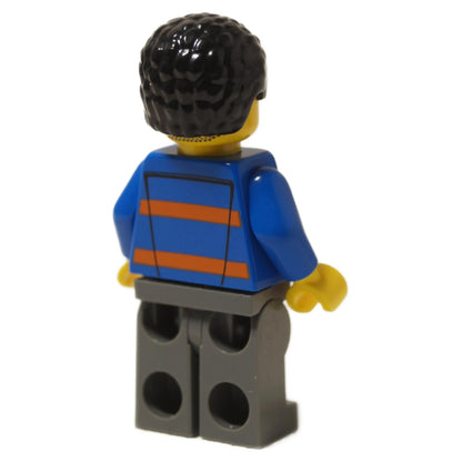 LEGO® Minifigura de Operador de Cortacésped (cty1574) mostrando la parte posterior de la chaqueta azul con rayas naranjas y cabello negro, vista trasera.