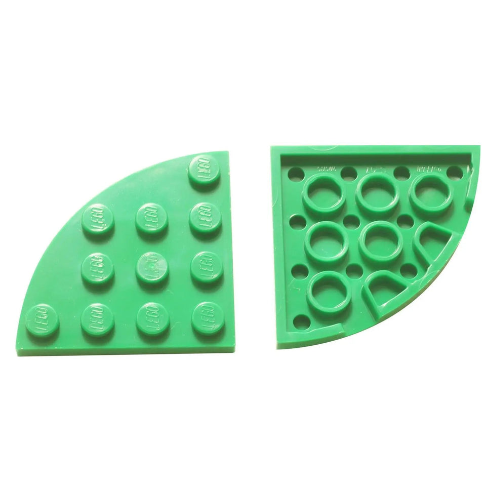LEGO® Piastra 4x4 con angolo arrotondato in plastica resistente, in Verde Chiaro, perfetta per costruzioni curve lisce e MOC personalizzati.
