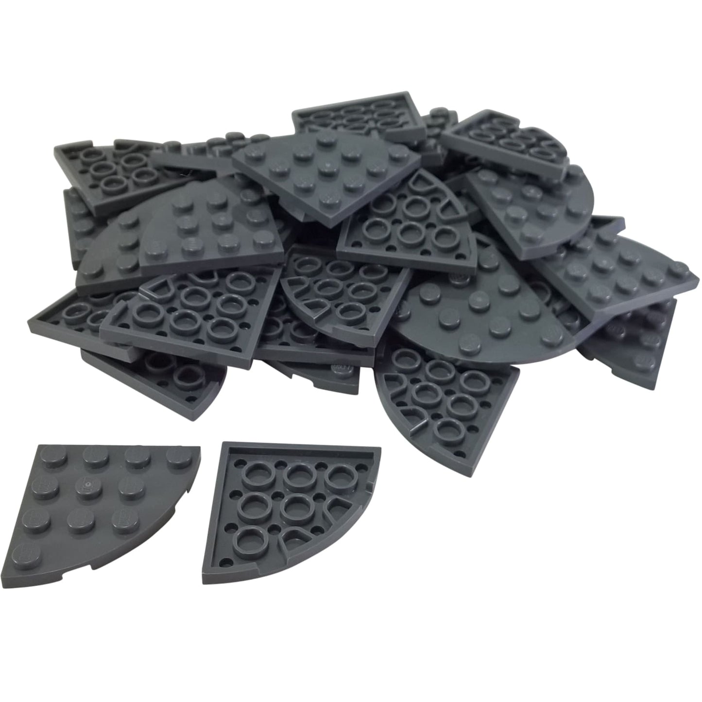 LEGO® Placa 4x4 con esquina redondeada en plástico duradero, en gris azulado oscuro, perfecta para construcciones curvas suaves y MOCs personalizados.
