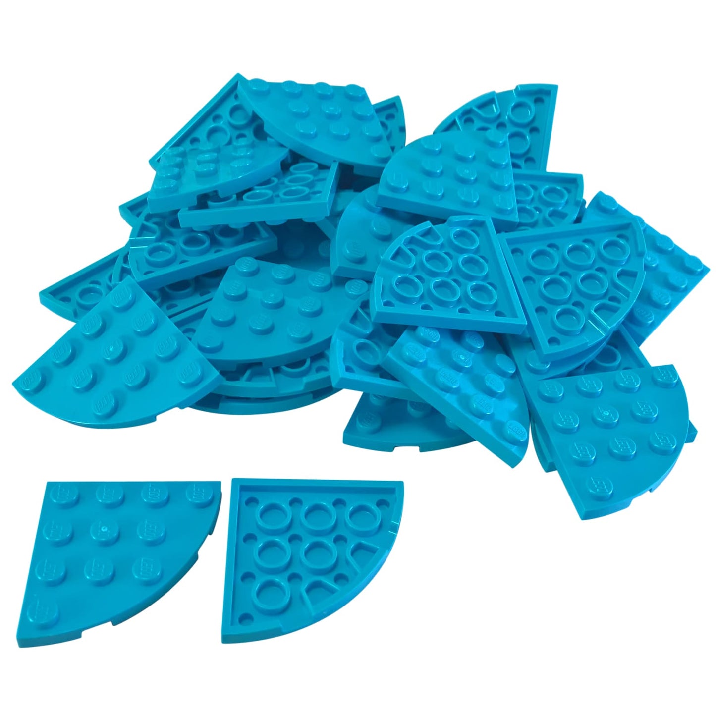 LEGO® Placa 4x4 con esquina redondeada en plástico duradero, en azul medio, perfecta para construcciones curvas suaves y MOCs personalizados.

