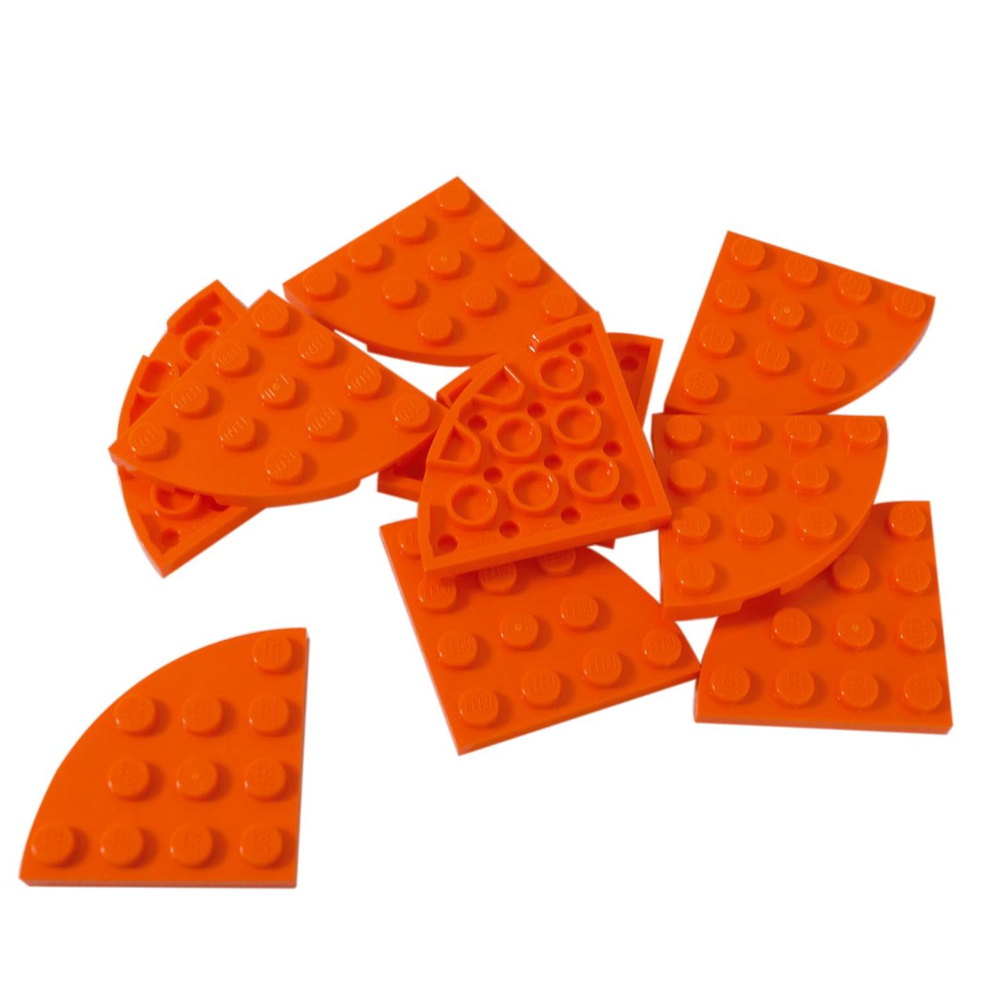 LEGO® Placa 4x4 con esquina redondeada en plástico duradero, en naranja, perfecta para construcciones curvas suaves y MOCs personalizados.
