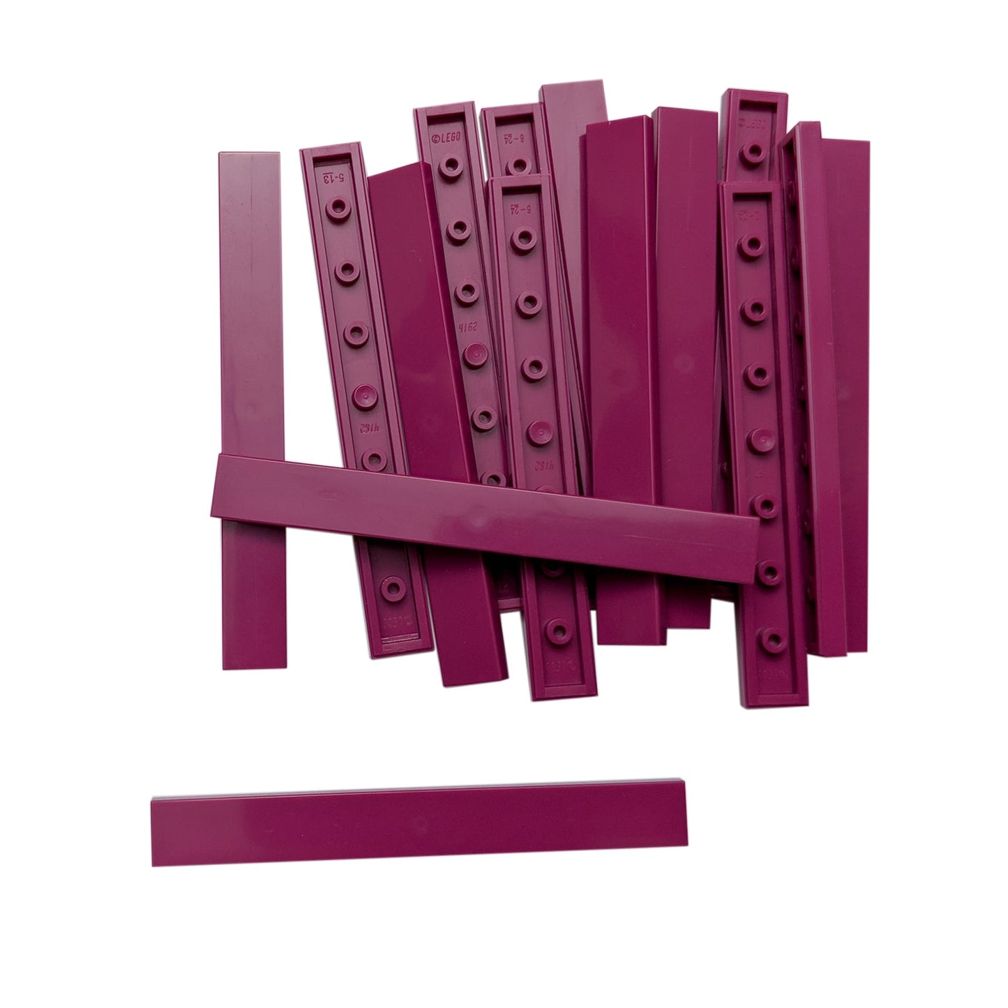 Tuile 1 x 8 en magenta – LEGO® pièce 4162, tuile plate lisse utilisée pour finir les surfaces et les détails
