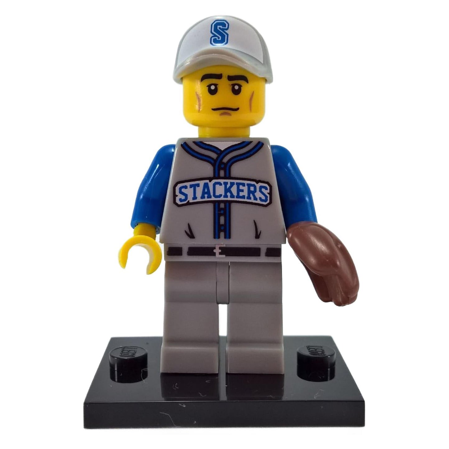 Minifigura LEGO Serie 10 Giocatore di Baseball col10-13 con uniforme Stackers e guanto.