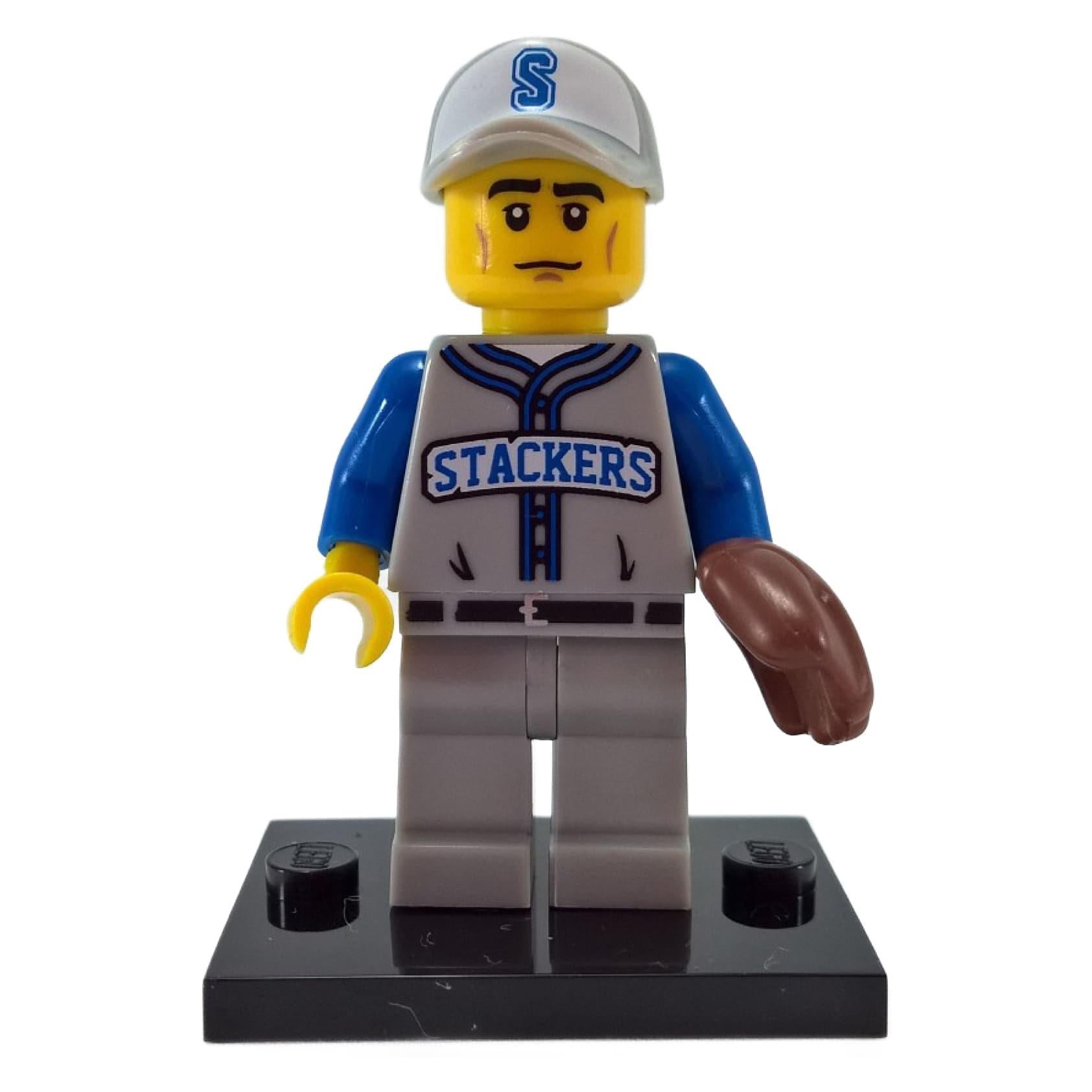 Minifigura LEGO Serie 10 Giocatore di Baseball col10-13 con uniforme Stackers e guanto.