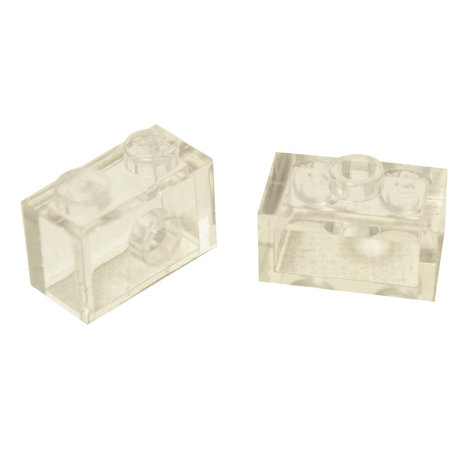 LEGO® Brick 7133 – 1 x 2 med sidostud (fäste) i transparent klart (2x Ny), visad från vinklade topp- och sidovy på en vit bakgrund.