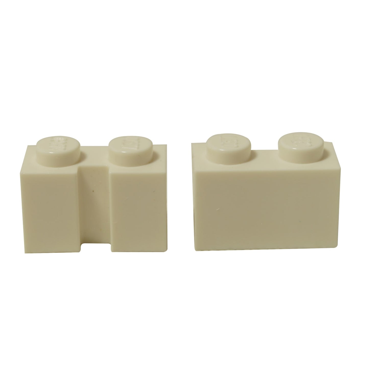 LEGO® Brick Modified 1 x 2 met Groef in wit, met een centrale verzonken lijn aan één kant.
