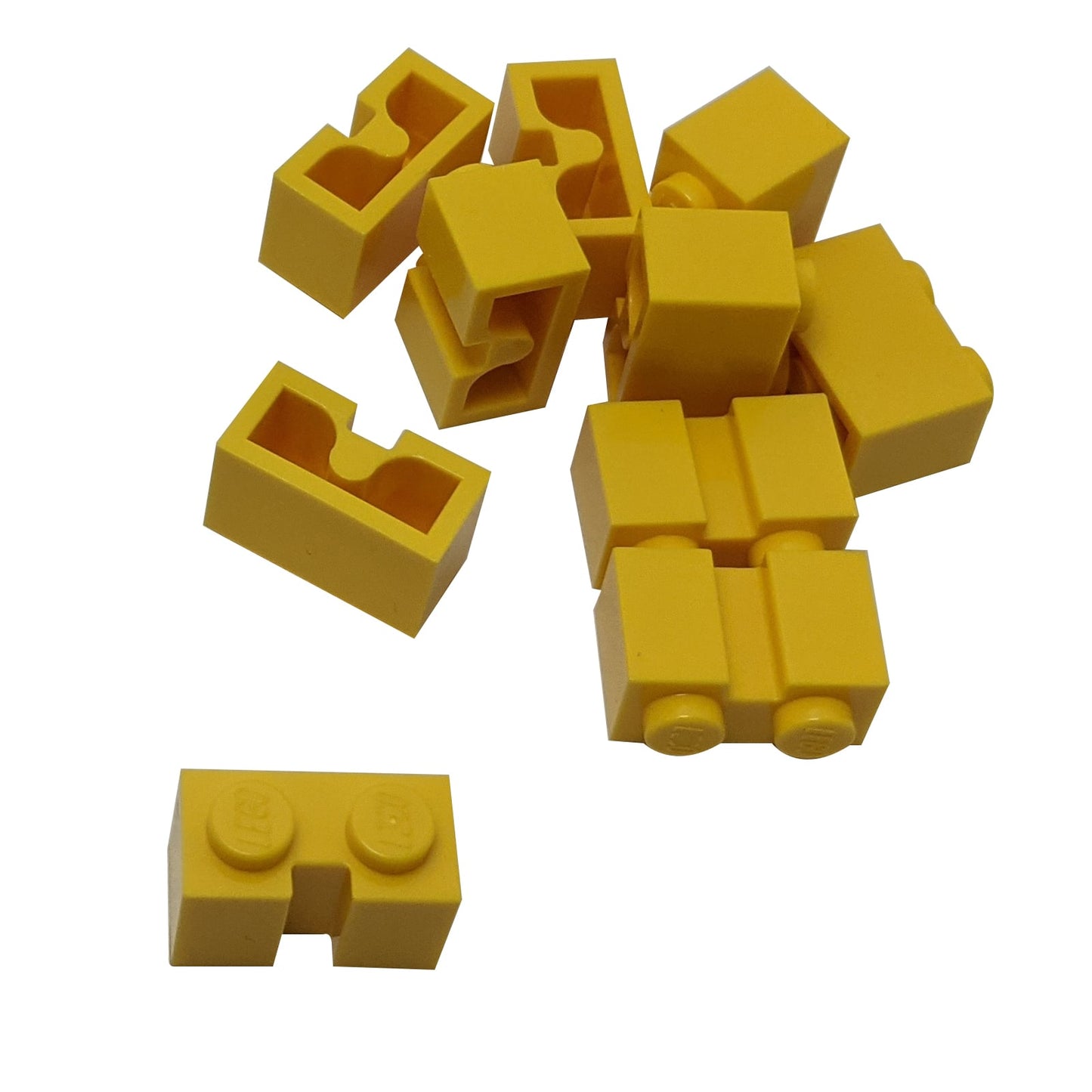 LEGO® Brick Modified 1 x 2 met Groef in geel, met een centrale verzonken lijn aan één kant.
