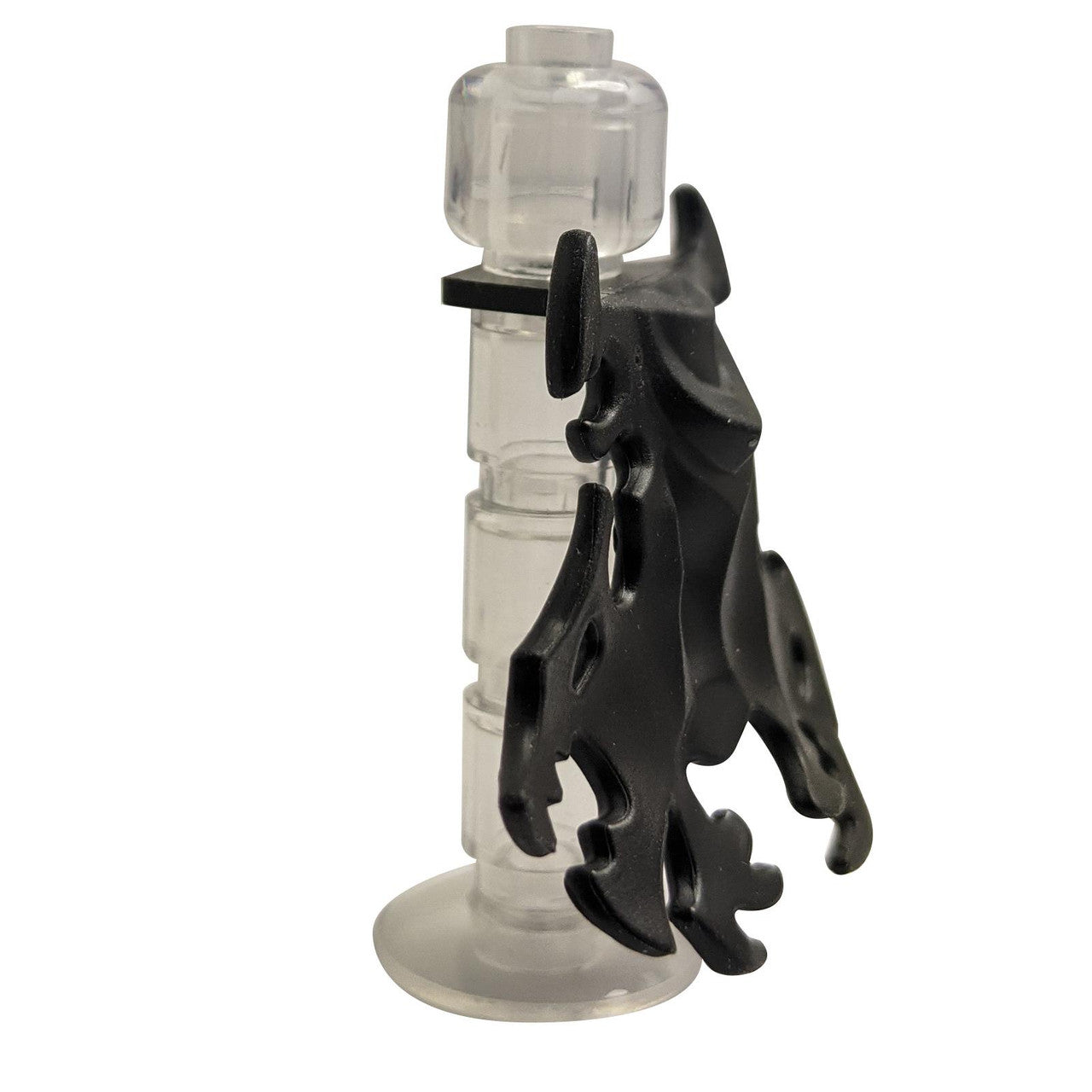 Una capa de minifigura LEGO® con un diseño desgastado y cabezas de dragón en color negro.