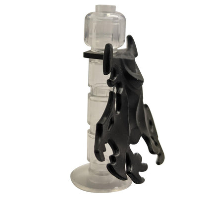 Una capa de minifigura LEGO® con un diseño desgastado y cabezas de dragón en color negro.