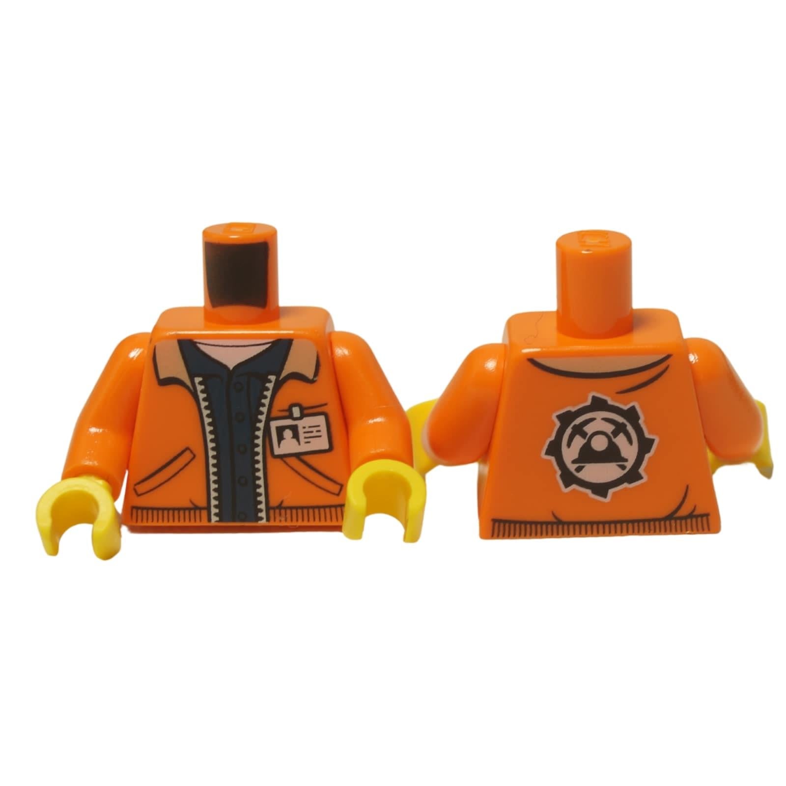LEGO® Kaupunkikaivaja / Geologi Torso (973pb2920c01), jossa näkyy oranssin takin etuosa ID-tunnisteen kanssa ja Kaivajien logo takana.
