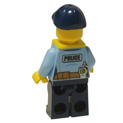 LEGO® Minifigure d'Officier de Police Nautique de la Ville (cty0644) portant un gilet de sauvetage jaune sur son uniforme et une casquette bleu marine, avec une expression renfrognée. Vue de dos.
