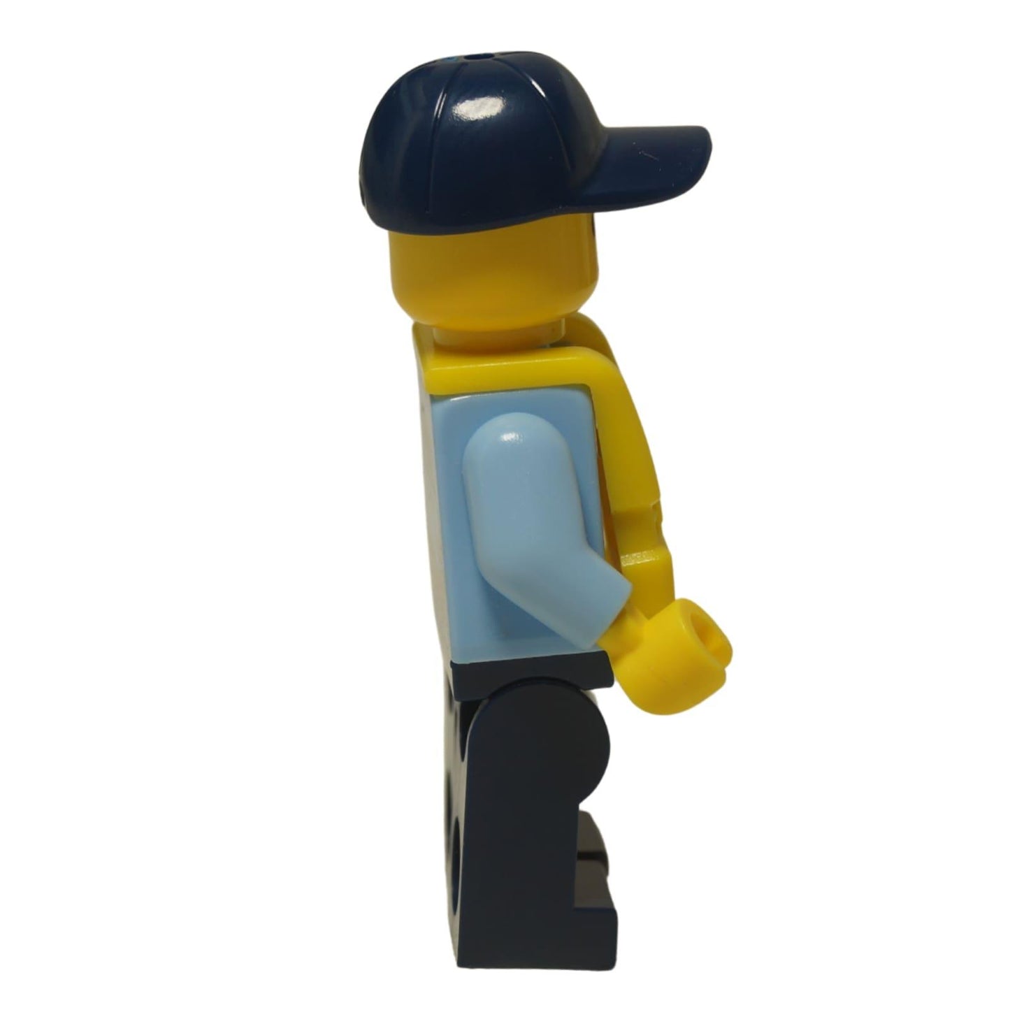LEGO® Minifigure d'Officier de Police Nautique de la Ville (cty0644) portant un gilet de sauvetage jaune sur son uniforme et une casquette bleu marine, avec une expression renfrognée. Vue de côté.