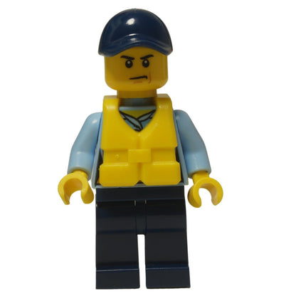 LEGO® Minifigure d'Officier de Police Nautique de la Ville (cty0644) portant un gilet de sauvetage jaune sur son uniforme et une casquette bleu marine, avec une expression renfrognée.