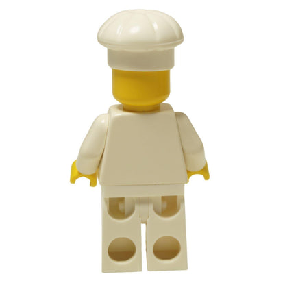 LEGO® Klasická minifigurka Female Chef (chef006) s ženským obličejem, oblečená do bílého uniformy a vysoké kuchařské čepice. Zadní pohled.