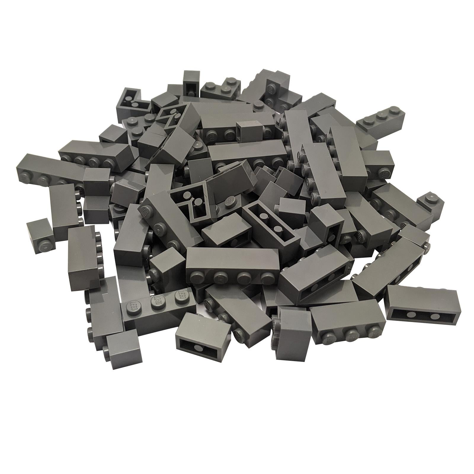 Una gran pila de 100 ladrillos nuevos y genuinos LEGO® en gris oscuro azulado, que incluye una mezcla de piezas 1x1, 1x2, 1x3, 1x4 y piezas de esquina.