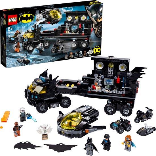 Un set LEGO che presenta la Mobile Bat Base (76160) — un grande Battruck nero con un Batjet, BatQuad, motocicletta e scooter d'acqua rimovibili. Il set include sei minifigure: Batman, Batgirl, Nightwing, Mr. Freeze, Man-Bat e Bronze Tiger, e mostra un centro di comando nascosto a bordo con prigione e gadget, tutti mostrati insieme alla confezione del set.