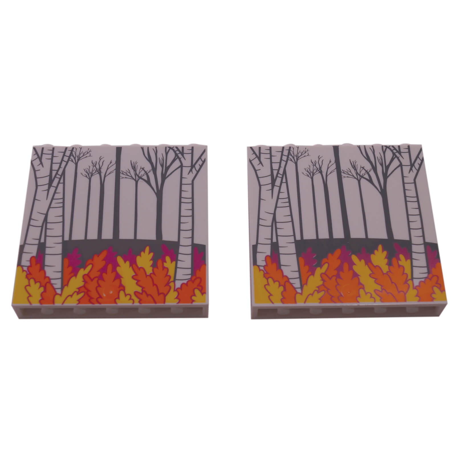 LEGO® dekorierter Stein mit einem Druck von Birkenbäumen mit bunten orange, gelben und magentafarbenen Herbstblättern.