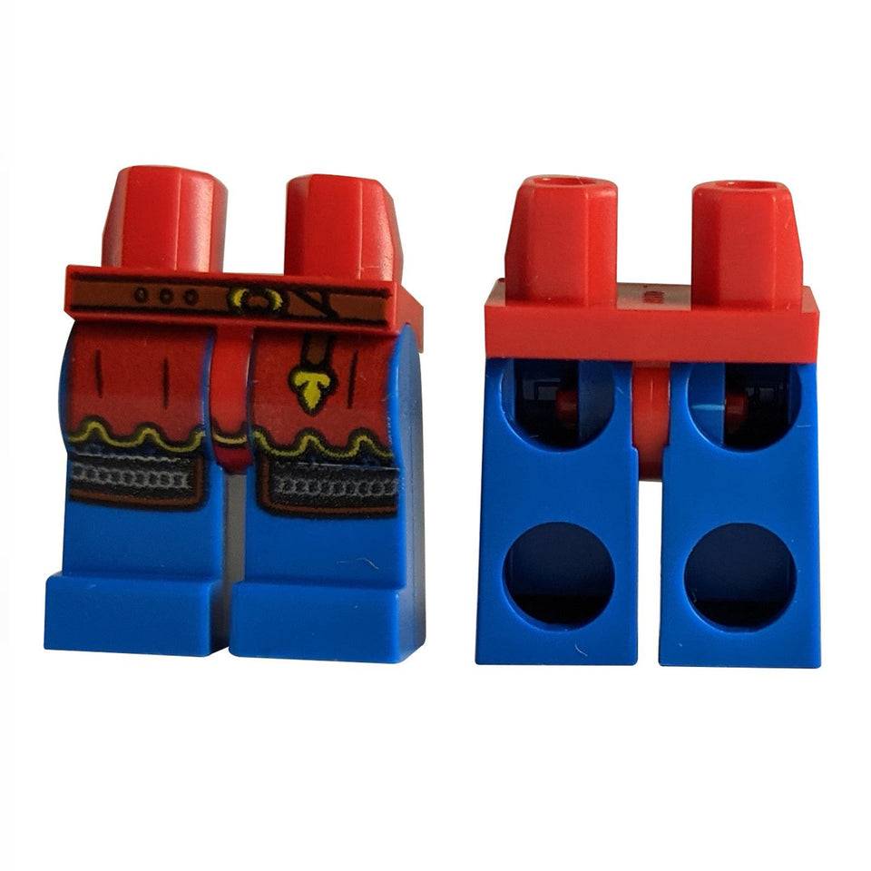 Patas de minifigura Caballero Dragón (970c07pb13), con piernas azules y una túnica impresa roja con ribete de cota de malla plateada.