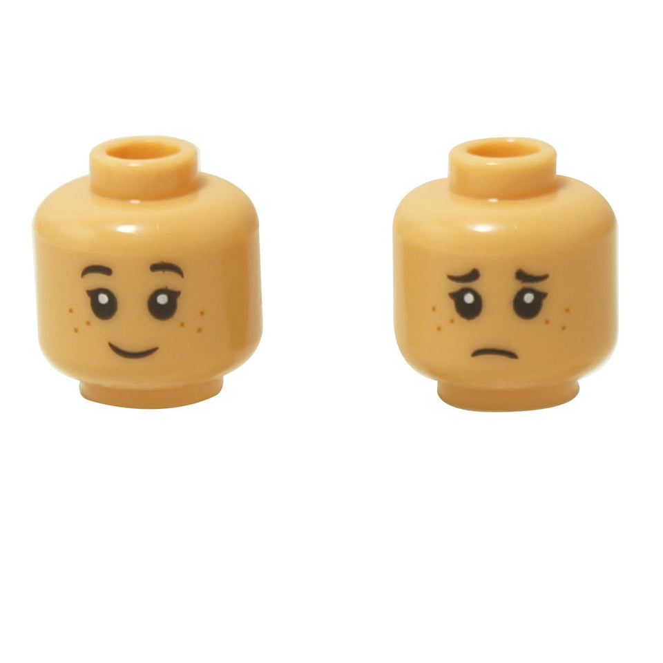 Vistas frontal y trasera de la cabeza de minifigura de doble cara LEGO® (3626pb2104) en color marrón medio, que presenta una cara sonriente con pecas en un lado y una expresión preocupada con cejas levantadas en el otro.