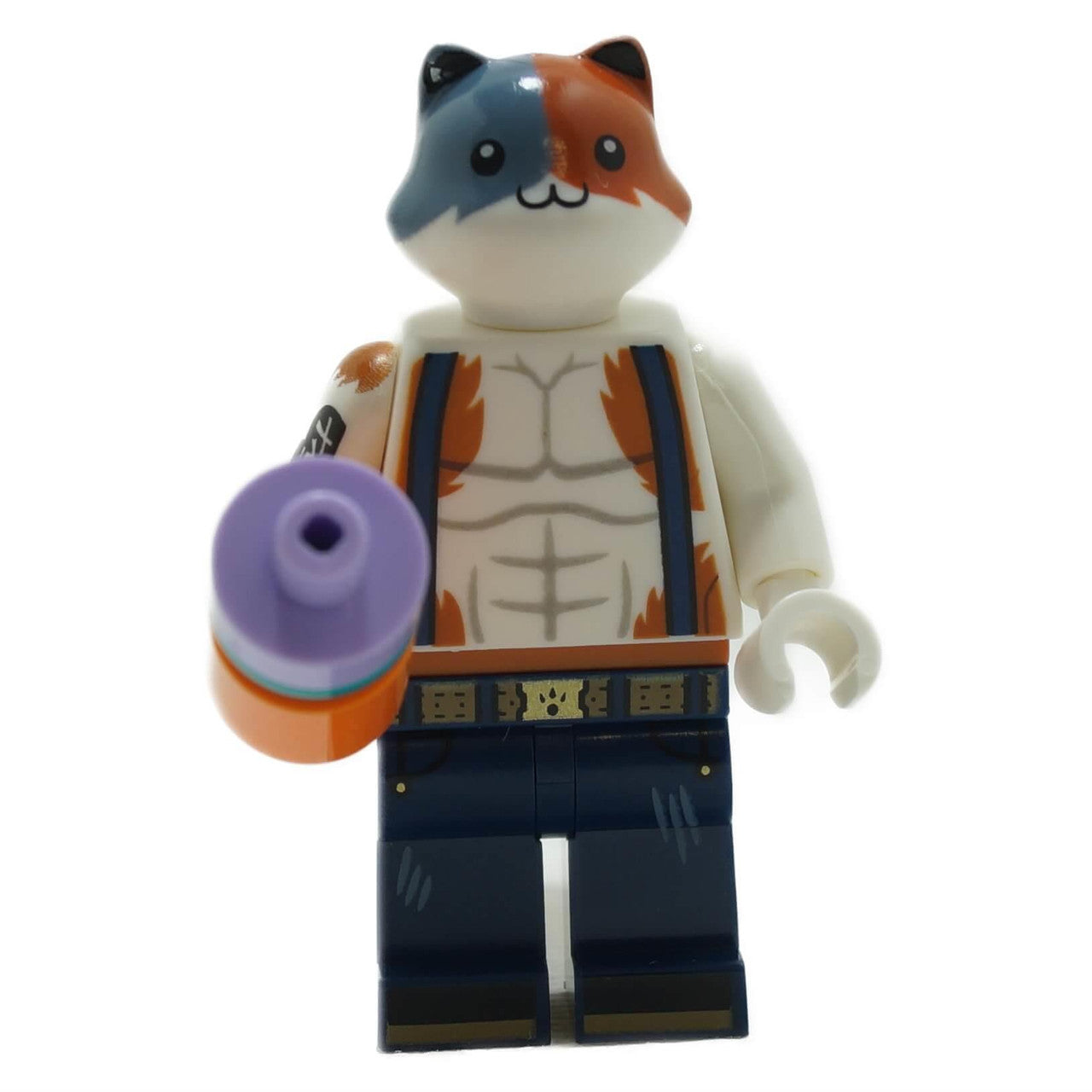 Minifigura LEGO Fortnite Meowscles (fort008), pisica calico musculoasă, flexându-și mușchii și ținând un accesoriu Slap Juice.