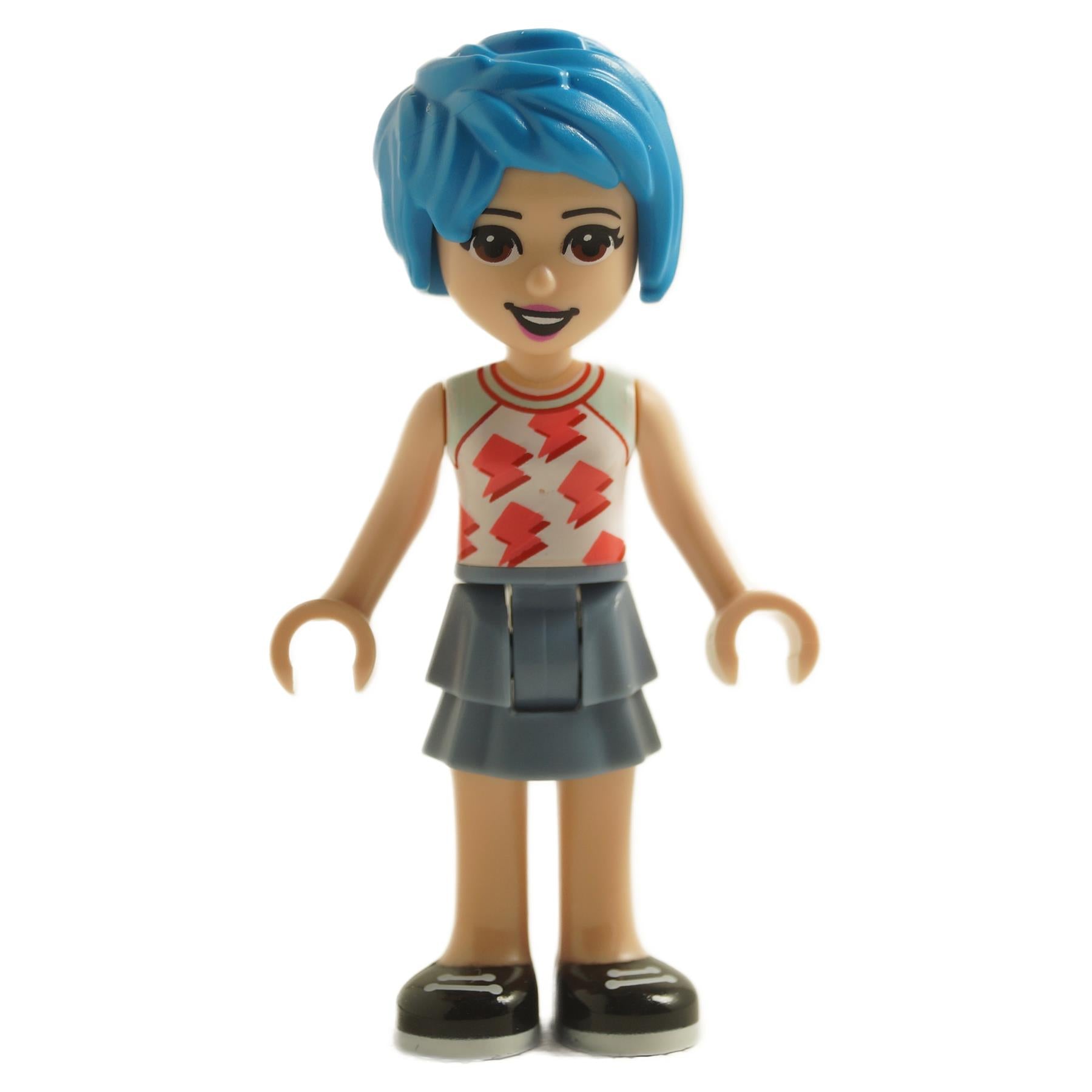  Mini-poupée LEGO Friends Evelyn (frnd0492) avec des cheveux courts bleus, un haut blanc avec des éclairs roses, une jupe bleue et des chaussures noires.