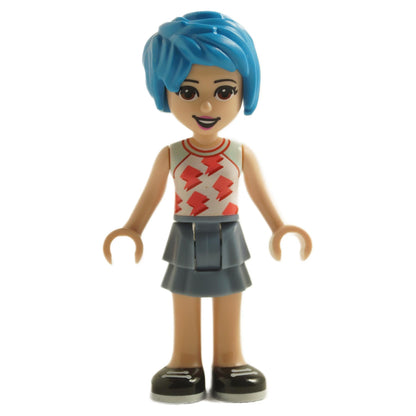  Mini-poupée LEGO Friends Evelyn (frnd0492) avec des cheveux courts bleus, un haut blanc avec des éclairs roses, une jupe bleue et des chaussures noires.