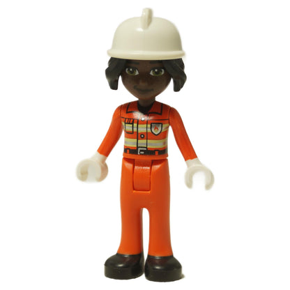LEGO® Friends Fatimah hasičská mini-panenka (frnd0803) pohled zepředu v oranžové uniformě a s bílou hasičskou helmou.