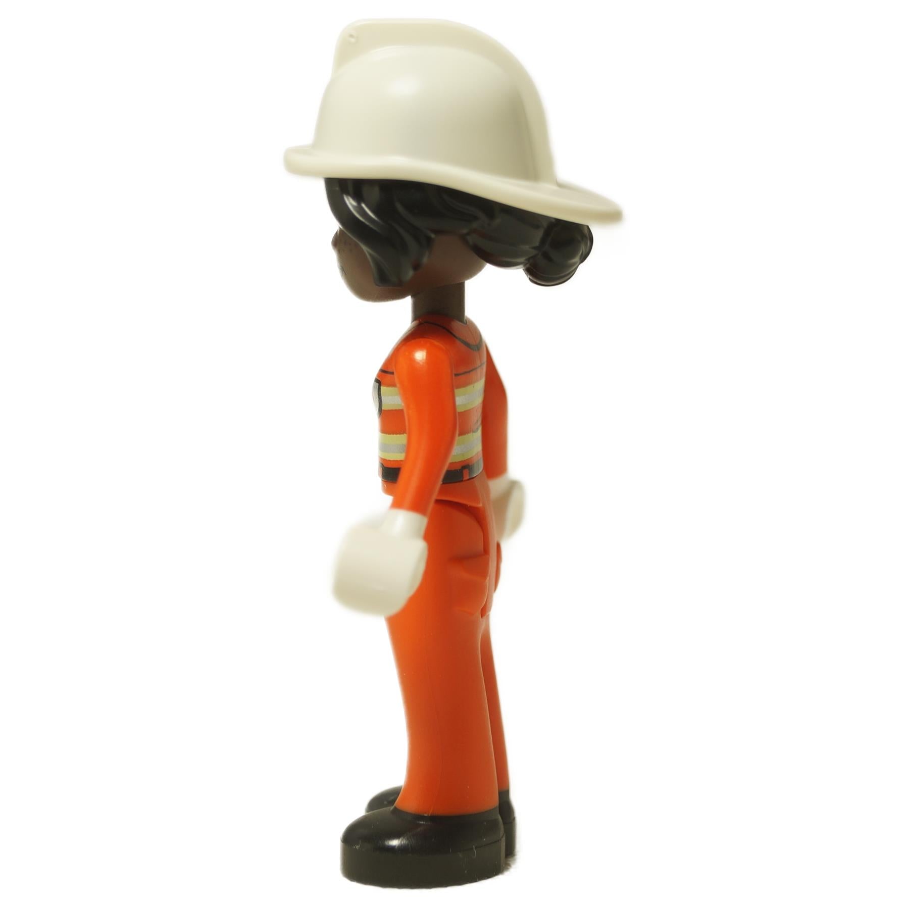 LEGO® Friends Fatimah hasičská mini-panenka (frnd0803) boční pohled ukazující oranžový oblek a bílou helmu.