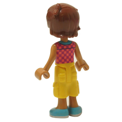  LEGO® Friends Leo mini-doll (frnd0846) with short brown hair, wearing a checkered sleeveless shirt and yellow trousers. Back view.