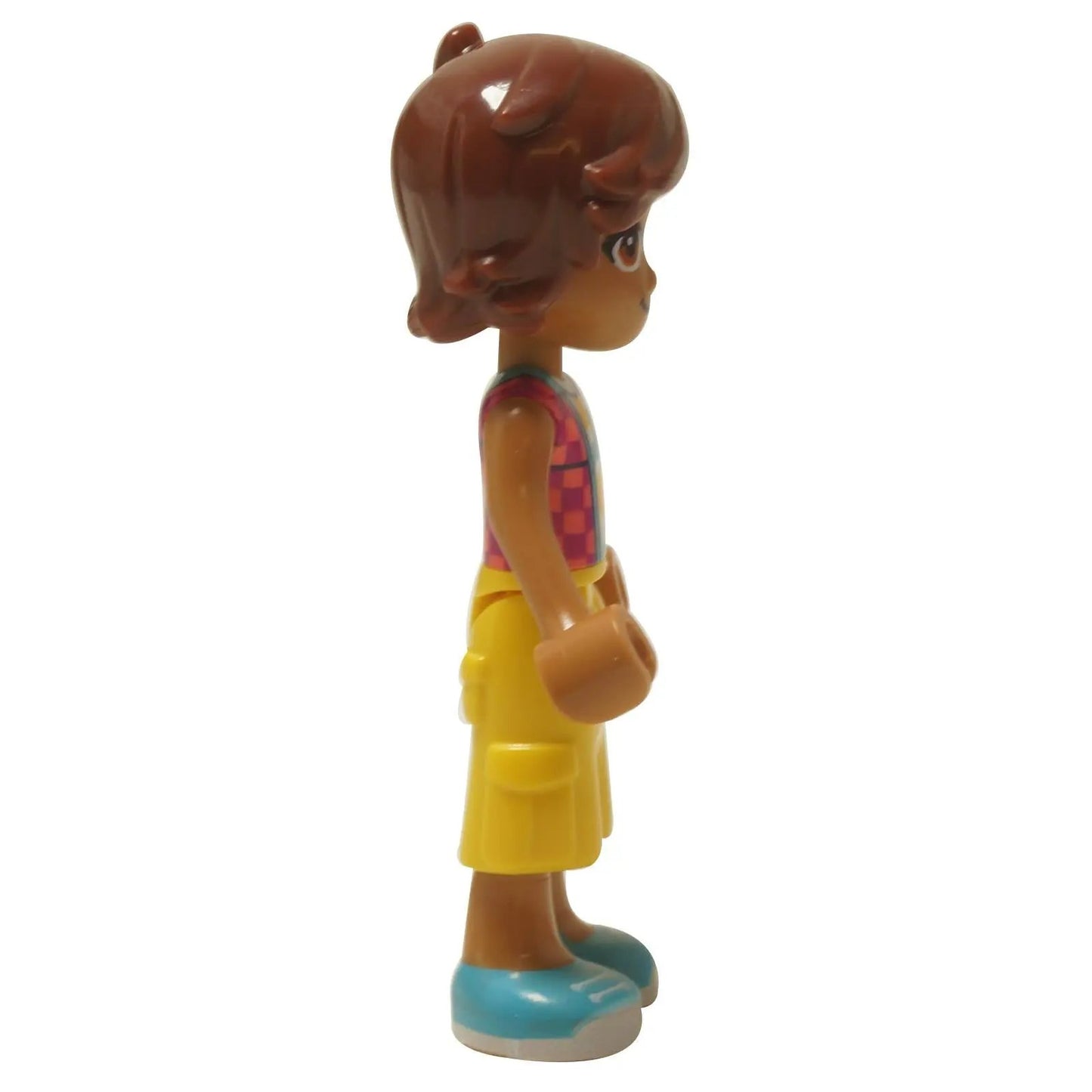  LEGO® Friends Leo mini-doll (frnd0846) with short brown hair, wearing a checkered sleeveless shirt and yellow trousers. Side view.