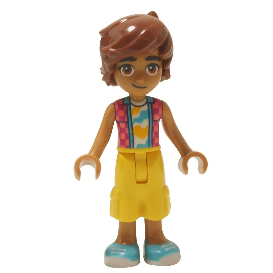  LEGO® Friends Leo mini-doll (frnd0846) with short brown hair, wearing a checkered sleeveless shirt and yellow trousers.