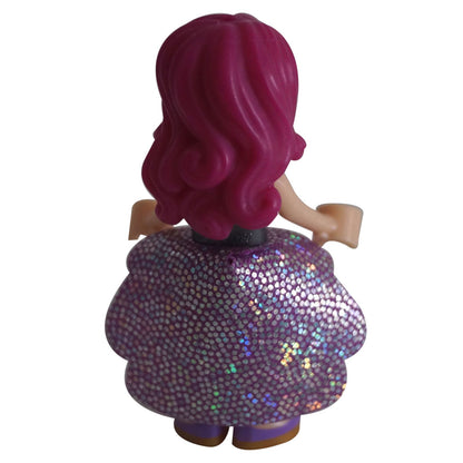 Mini muñeca LEGO Friends Livi frnd0120 con cabello rosa y atuendo dorado de escenario de pie, vista de perfil trasero.