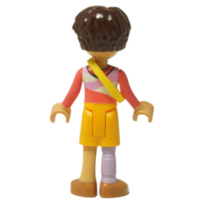 LEGO® Mini muñeca Friends Petch (frnd0804) vista trasera con la correa del bolso de cinturón amarillo sobre el top coral y rosa.