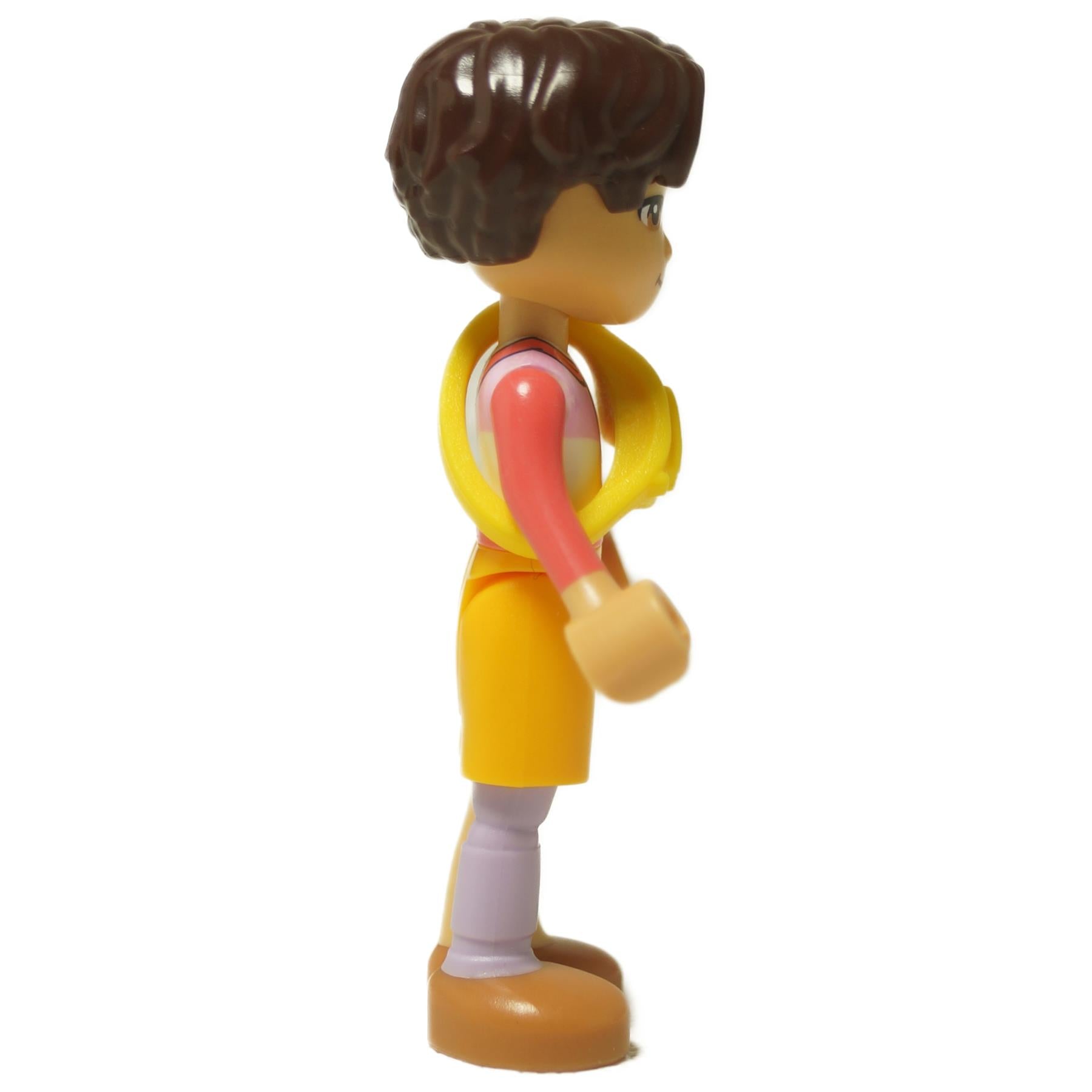 LEGO® Mini muñeca Friends Petch (frnd0804) vista lateral mostrando bolso de cinturón cruzado amarillo y atuendo coral.