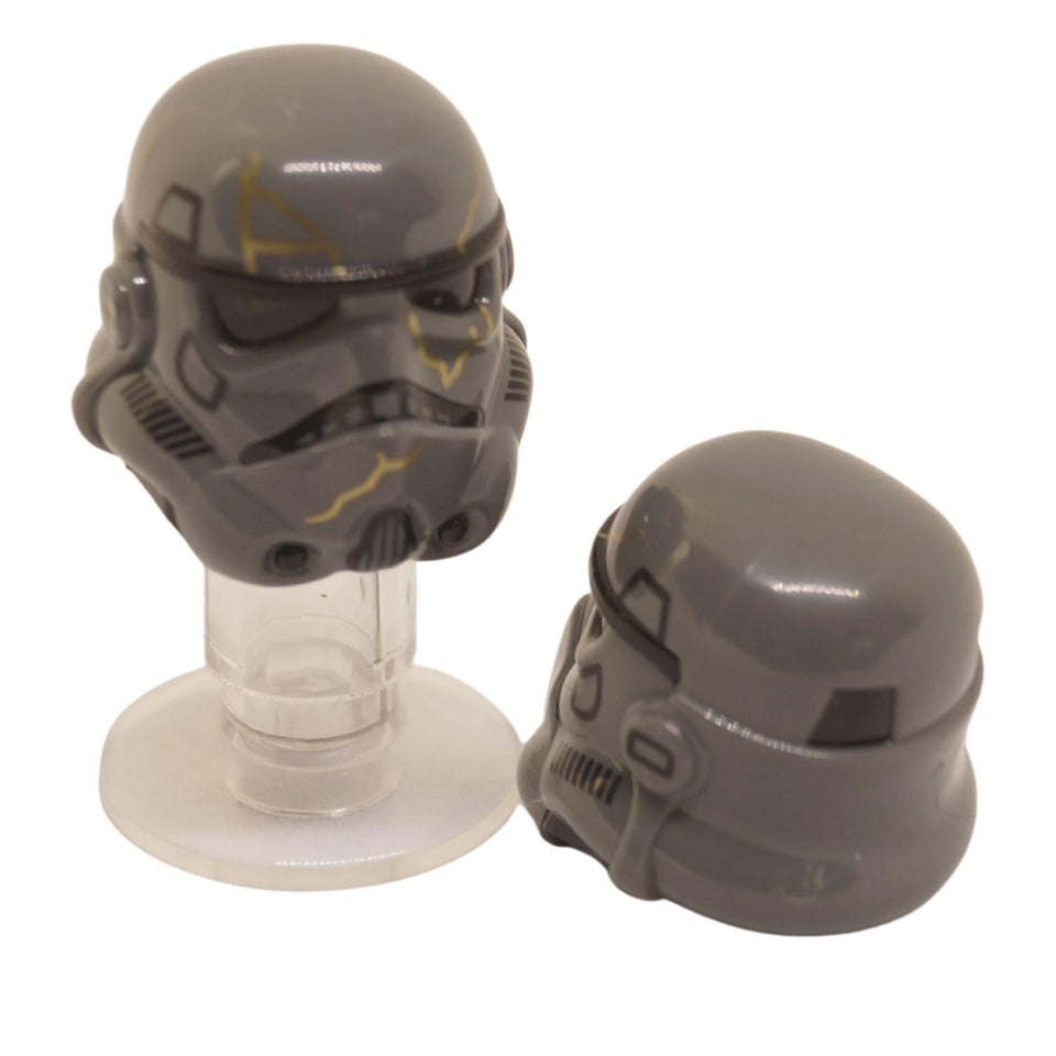 LEGO šedá helma Night Trooper 42861pb06 se zlatými prasklinami zepředu a zezadu