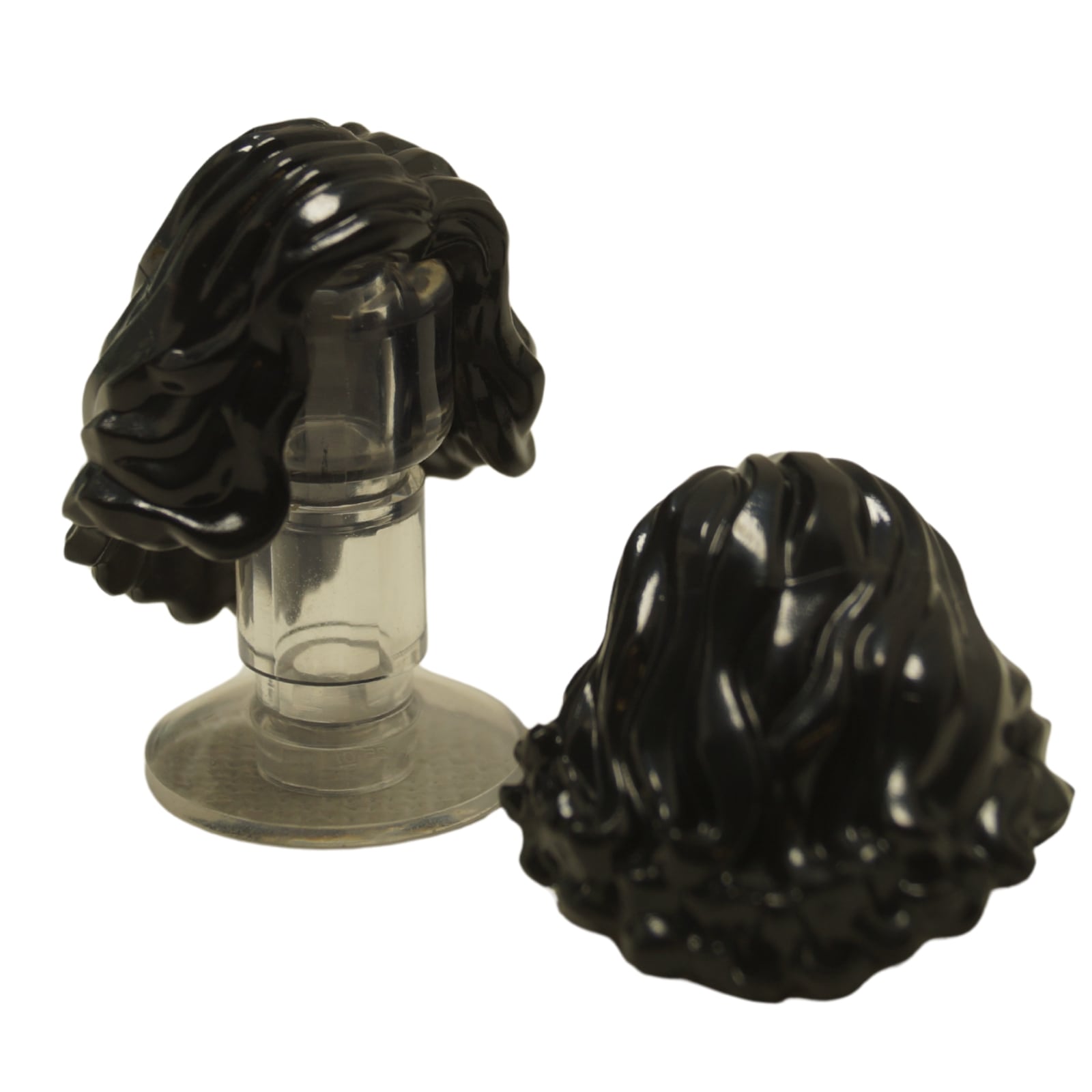LEGO® minifigure femme cheveux ondulés mi-longs (23187) en noir, avec des vagues douces et arrondies et un volume arrondi.
