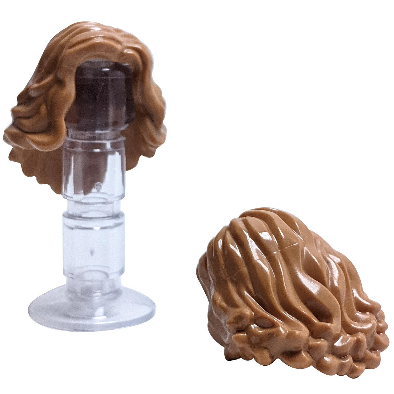LEGO® minifigure femme cheveux ondulés mi-longs (23187) en nougat moyen, avec des vagues douces et arrondies et un volume arrondi.
